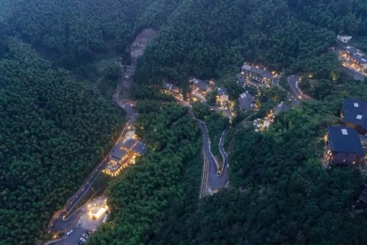 裸心堡采用了輕質(zhì)結(jié)構(gòu)、符合山地的吊腳樓結(jié)構(gòu)