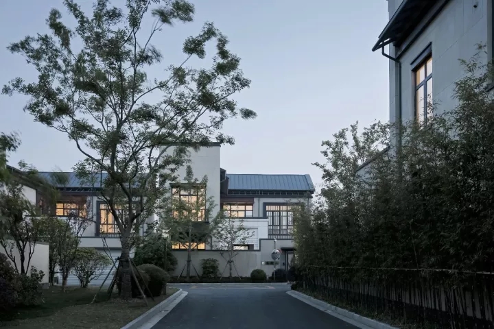 內(nèi)側(cè)建筑單體的院落普遍安置于建筑和道路之間以保護私密性