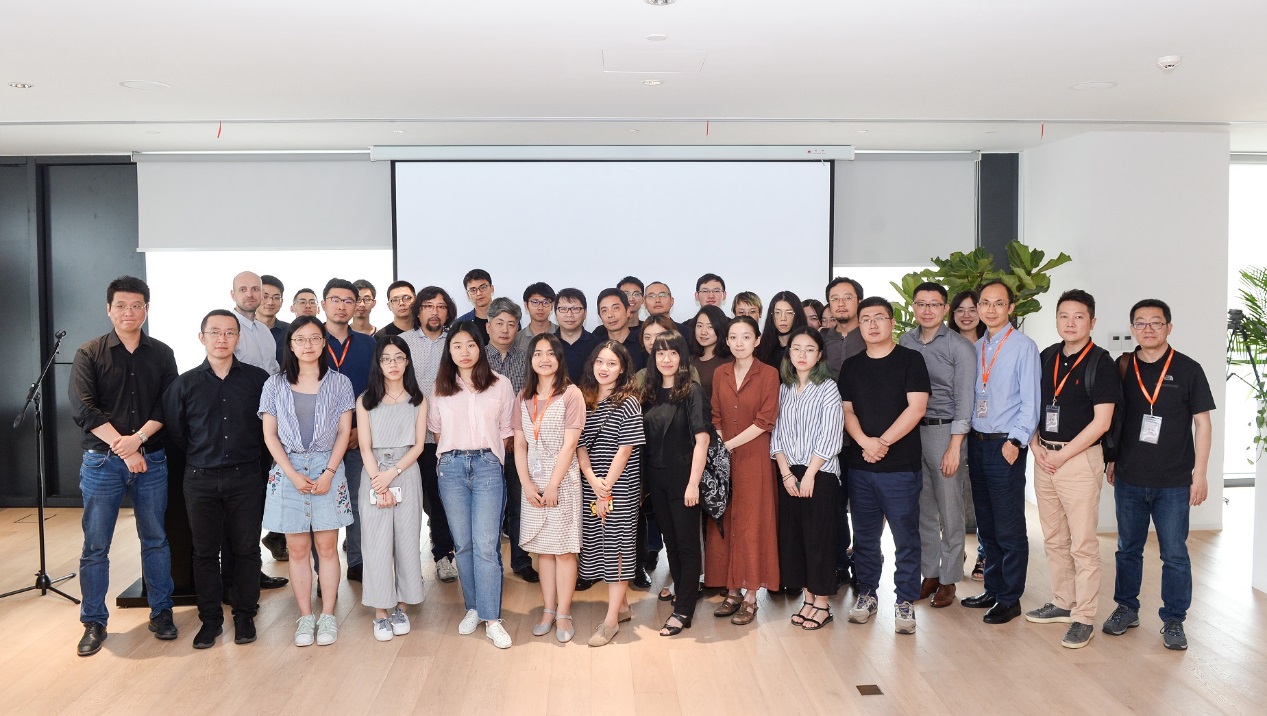 2018聯(lián)合畢業(yè)設(shè)計(jì)師生代表與評(píng)審嘉賓集體合影