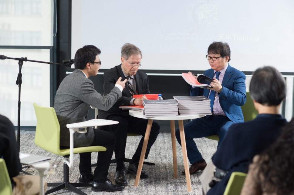 哈佛布斯克茨教授、楊丁亮老師與天華集團總建筑師黃向明現(xiàn)場書籍簽發(fā)